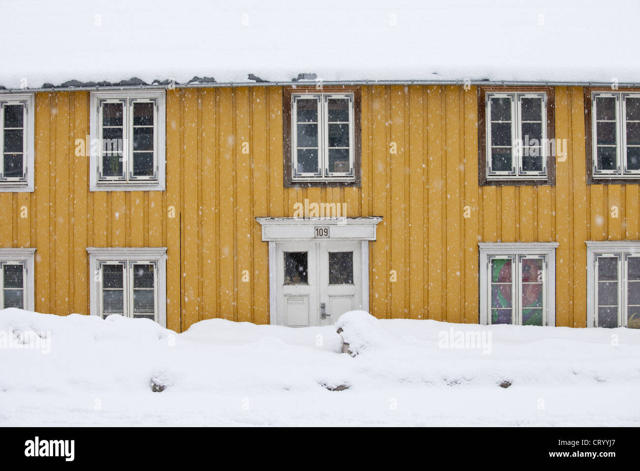 Traditionelle hölzerne Gebäude entlang der Storgata in der malerischen Gegend von Tromsø, in der Arktis im Norden von Norwegen Stockfoto