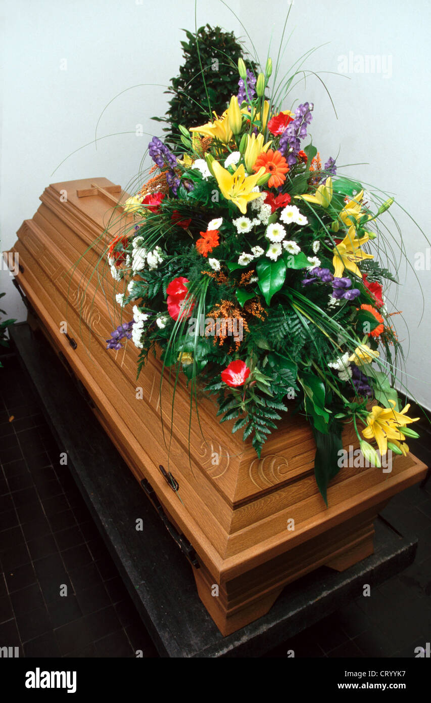 Beerdigung-Schatulle mit Blumen Stockfoto