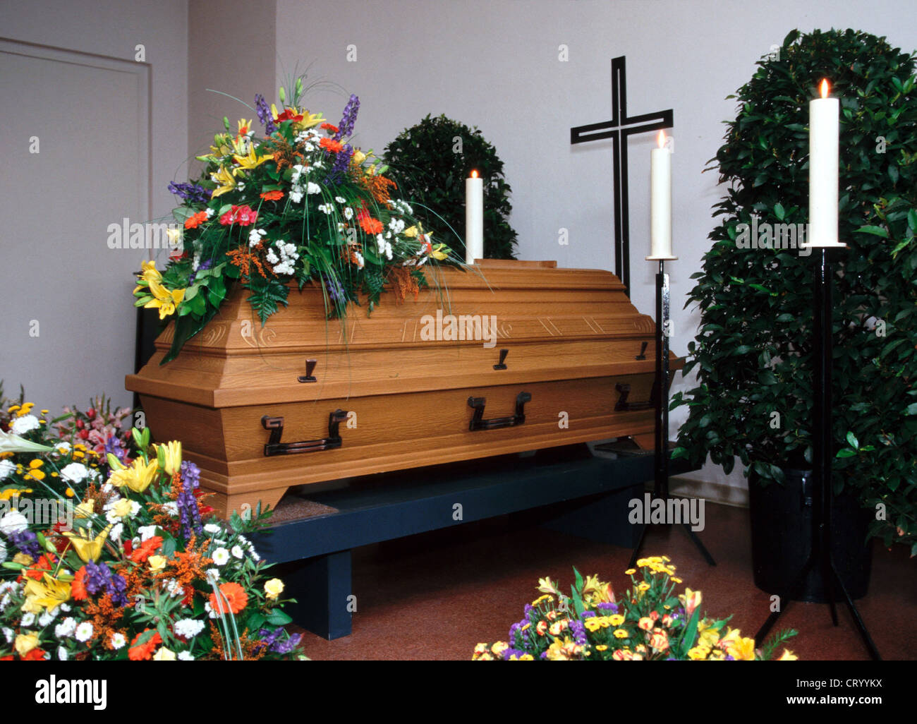 Beerdigung-Schatulle mit Blumen Stockfoto