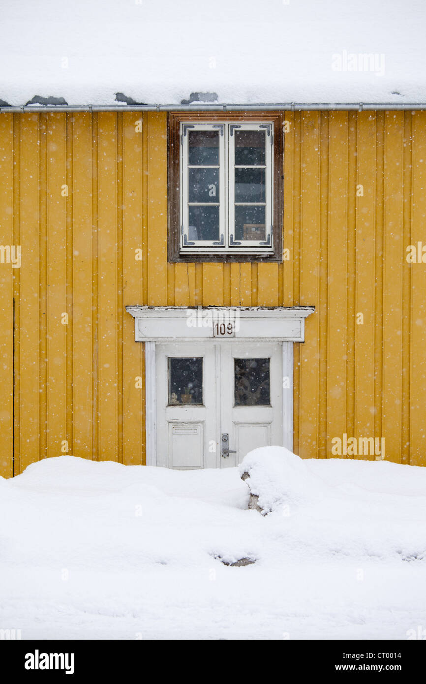 Traditionelle hölzerne Gebäude entlang der Storgata in der malerischen Gegend von Tromsø, in der Arktis im Norden von Norwegen Stockfoto