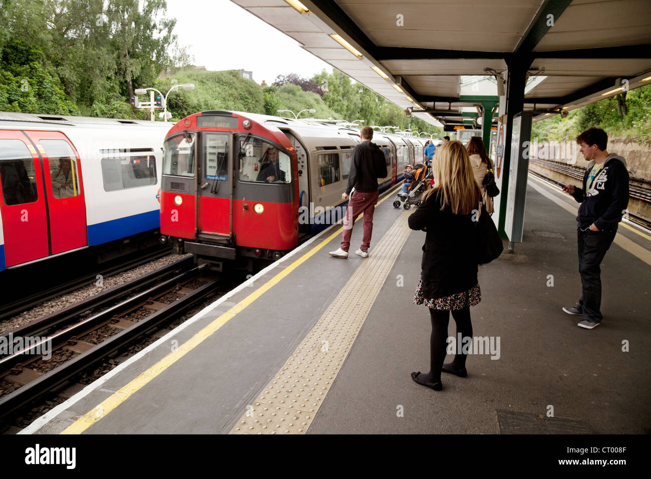 Passagiere, die einen Zug an der Station South Ealing, Piccadilly Line warten; die Londoner u-Bahn, London UK Stockfoto