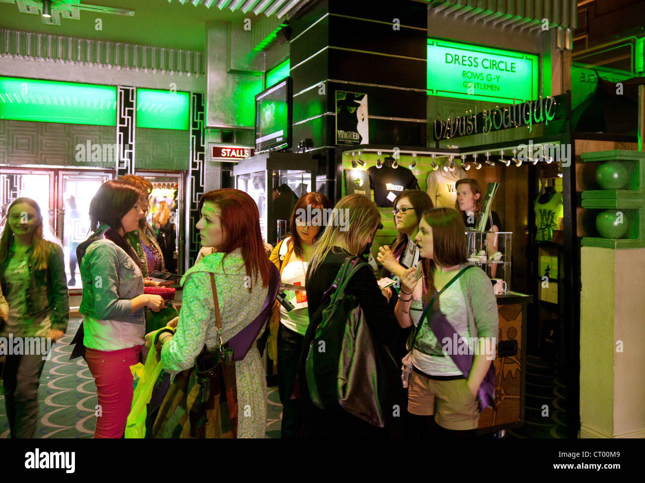 Menschen im Theater lobby West End Musical "Wicked" im Apollo Victoria Theatre, London UK Stockfoto