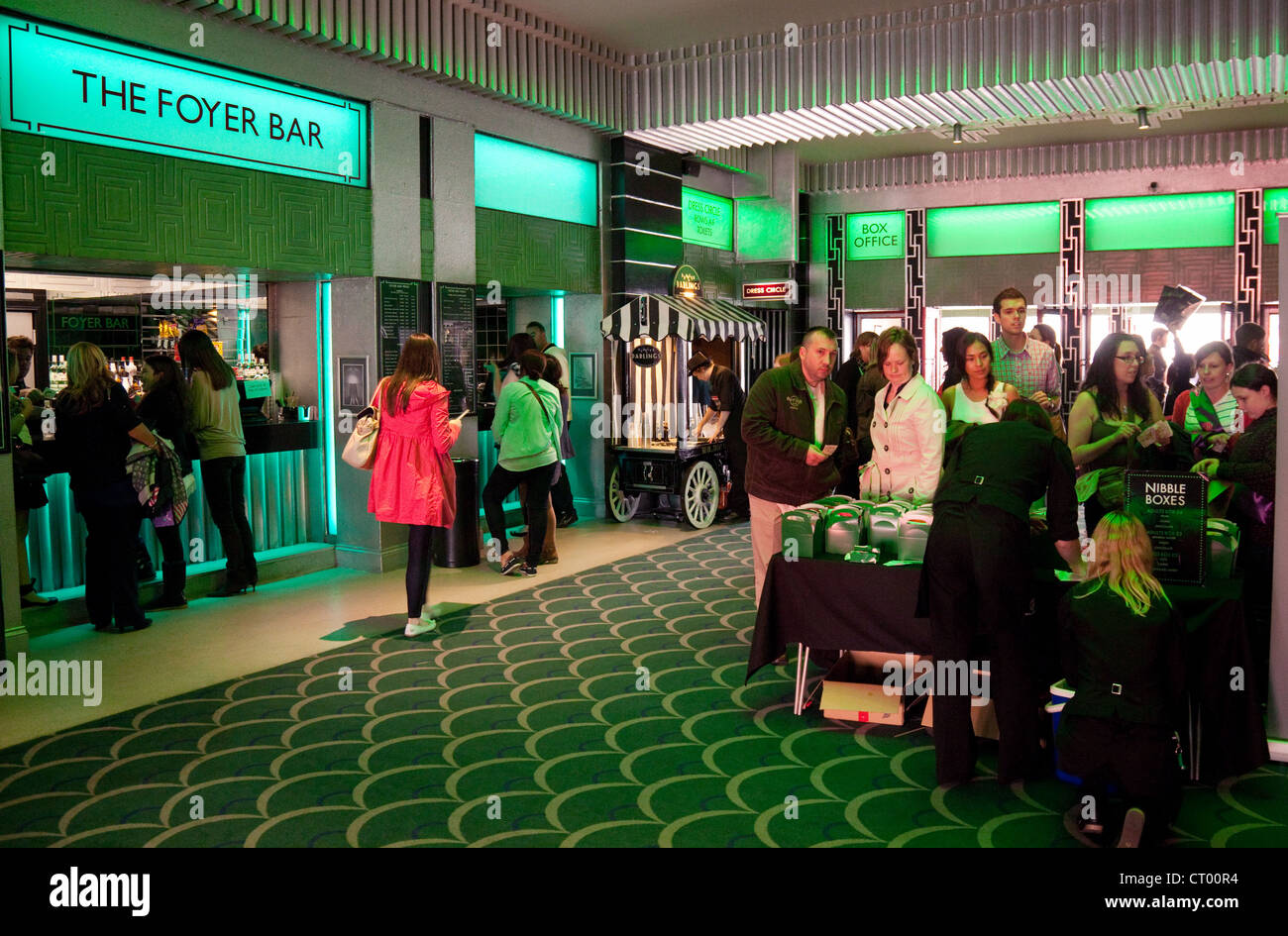 Menschen im Theater lobby West End Musical "Wicked" im Apollo Victoria Theatre, London UK Stockfoto