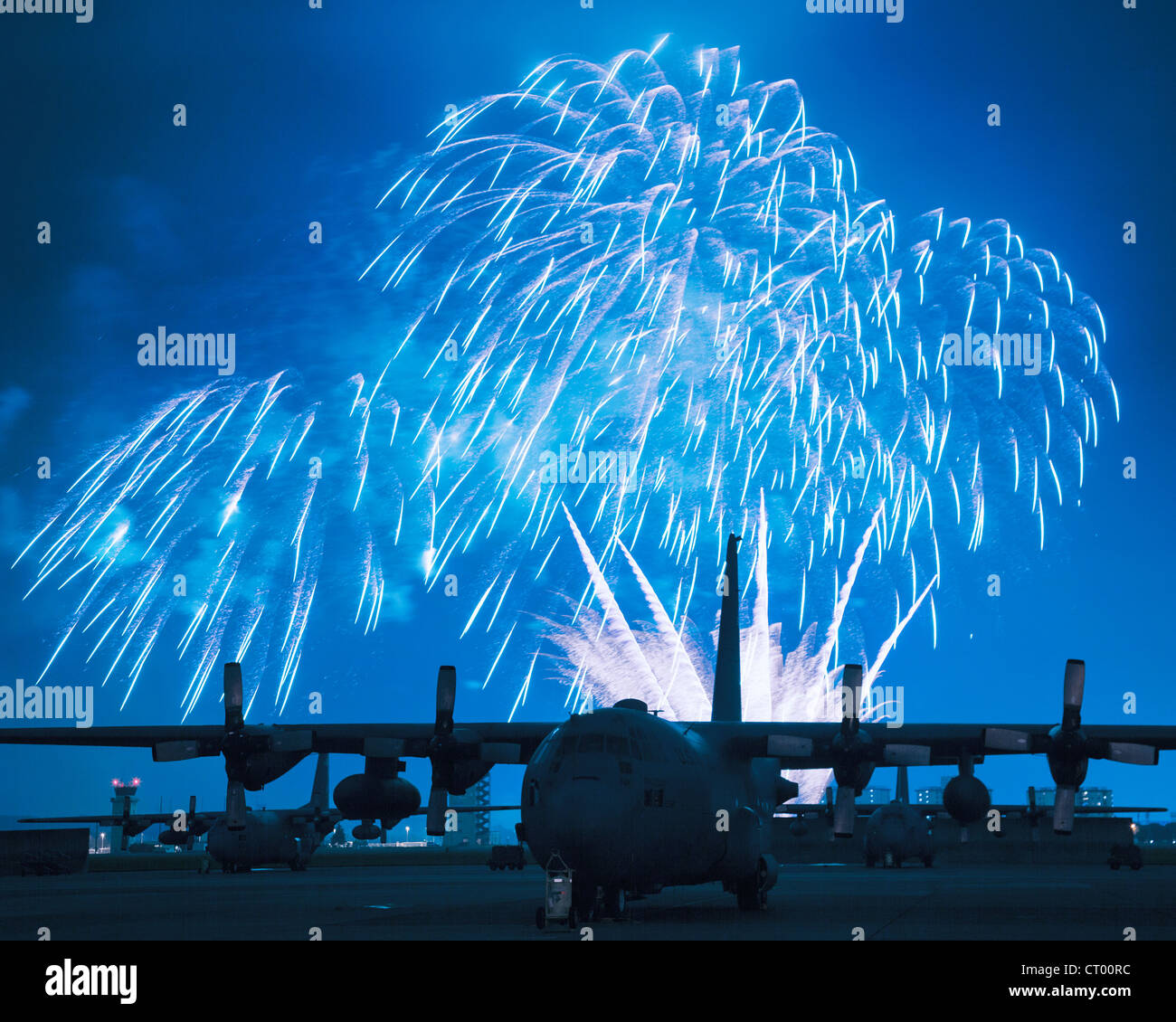 YOKOTA AIR BASE, Japan--Feuerwerk platzen über Yokota Air Base in Japan, am 4. Juli 2012, während Amerika zu feiern. Die 374th Kraft Support Squadron vorgesehen Yokota Bewohner und ihre Gäste mit Veranstaltungen für alle Altersgruppen. Der Tag startete der Kracher 5 K ru Stockfoto