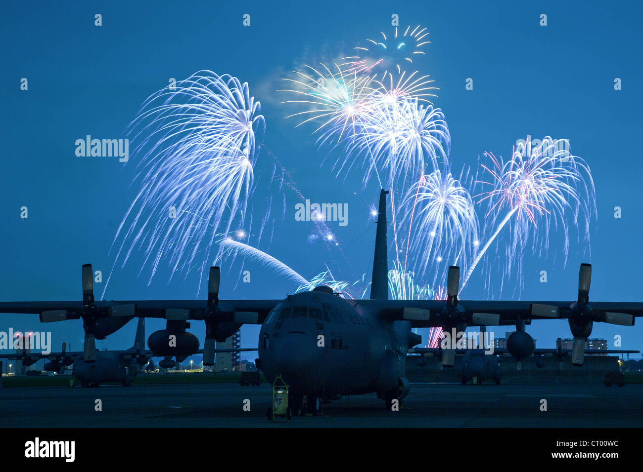 Feuerwerk brach am 4. Juli 2012 während Celebrate America über der Yokota Air Base, Japan. Das 374th Force Support Squadron bot den Bewohnern von Yokota und ihren Gästen Veranstaltungen für alle Altersgruppen. Der Tag begann mit dem Firecracker 5K Run und einer Vielzahl von Aktivitäten den ganzen Tag über, einschließlich Gokarts, Ponyreiten, Live-Unterhaltung, Essen und Feuerwerk. Stockfoto