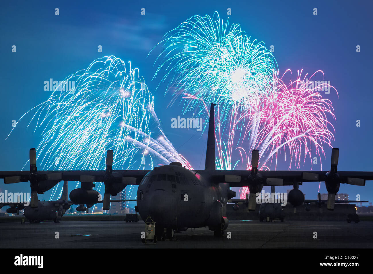 Feuerwerk brach am 4. Juli 2012 während Celebrate America über der Yokota Air Base, Japan. Das 374th Force Support Squadron bot den Bewohnern von Yokota und ihren Gästen Veranstaltungen für alle Altersgruppen. Der Tag begann mit dem Firecracker 5K Run und einer Vielzahl von Aktivitäten den ganzen Tag über, einschließlich Gokarts, Ponyreiten, Live-Unterhaltung, Essen und Feuerwerk. Stockfoto