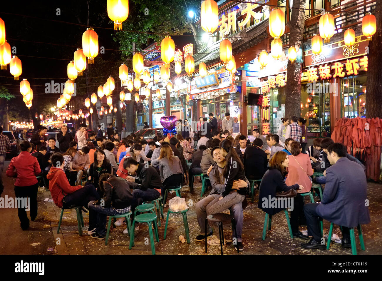 Viele Menschen warten draußen beliebtes Restaurant in der Nacht auf Ghost Street in Dongzhimen Bezirk von China Stockfoto