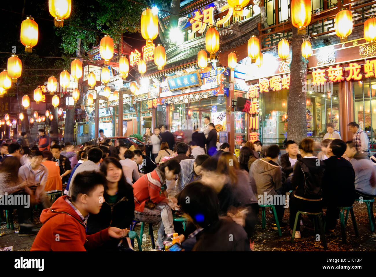 Viele Menschen warten draußen beliebtes Restaurant in der Nacht auf Ghost Street in Dongzhimen Bezirk von China Stockfoto