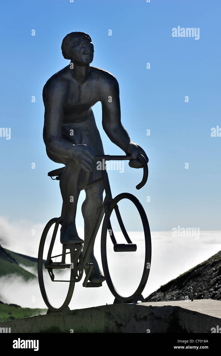 Statue für Radfahrer der Tour de France Oktave Lapize am Berg pass Col du Tourmalet, Hautes-Pyrénées, Pyrenäen, Frankreich Stockfoto