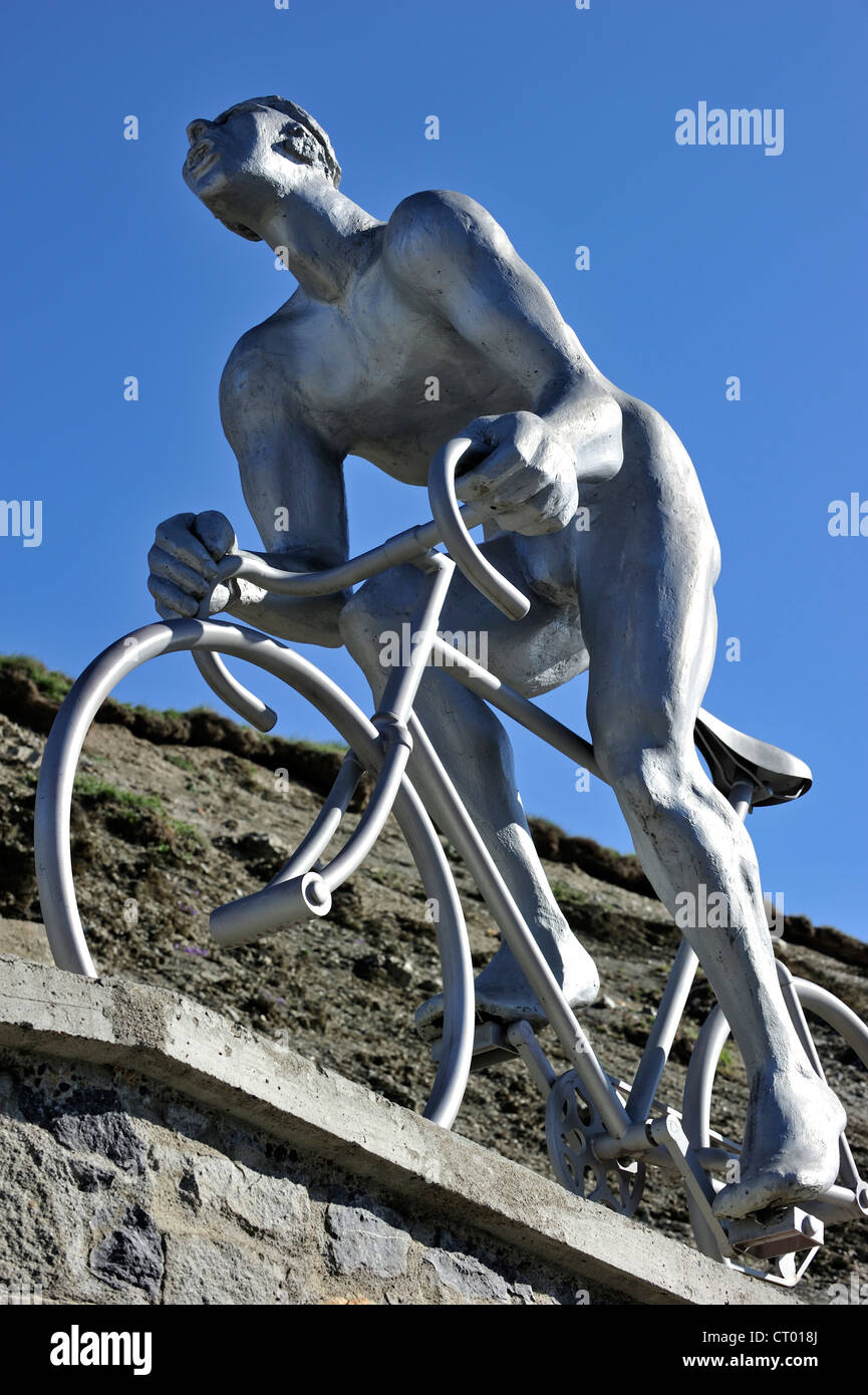 Statue für Radfahrer der Tour de France Oktave Lapize am Berg pass Col du Tourmalet, Hautes-Pyrénées, Pyrenäen, Frankreich Stockfoto