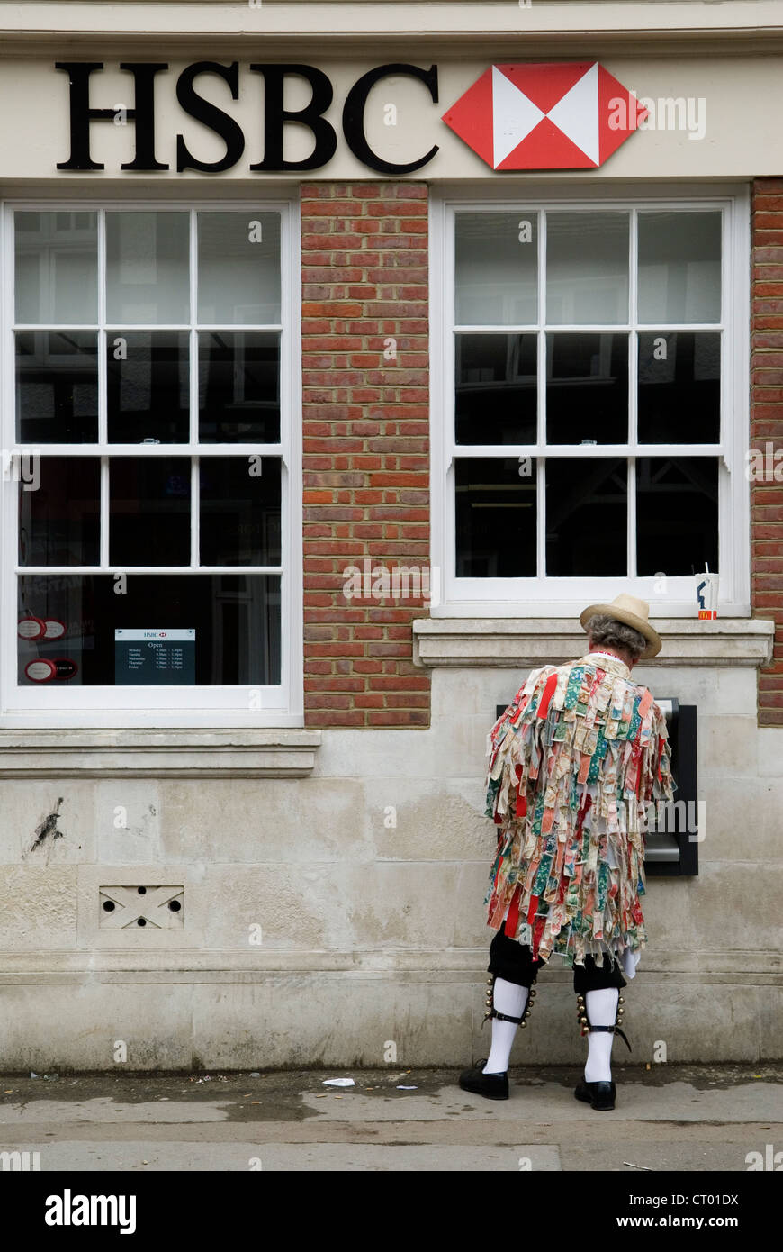 Geldautomat. Kennet Morris Männer an einem Loch in der Mauer Geldautomat im Dorf Goring, Berkshire, England, 2006 2000er Jahre HOMER SYKES Stockfoto