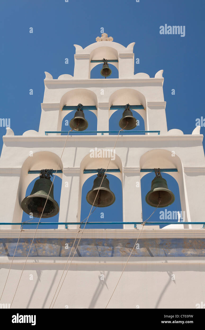 Bell Tower der Panagia Platsani Kirche, Caldera Square, Oia, Santorini, Griechenland Stockfoto