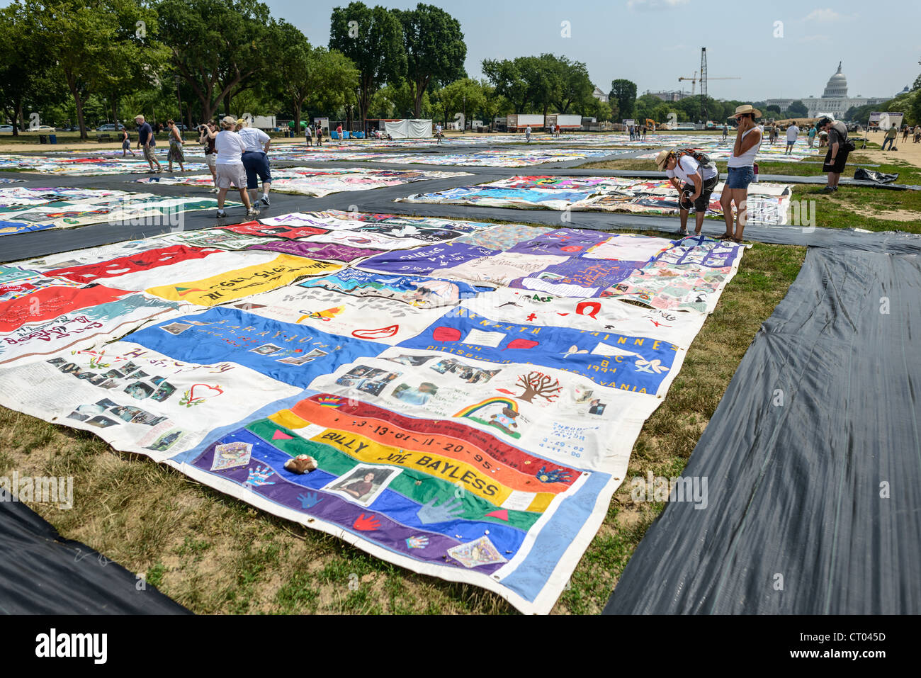 WASHINGTON DC, USA – Ein Teil des AIDS Memorial Quilts, der von der Names Project Foundation geschaffen wurde, wird im Rahmen des Smithsonian Folklife Festivals in der National Mall ausgestellt. Dieses weitläufige und ergreifende Werk der Gemeinschaftskunst erinnert an Menschen, die an AIDS und AIDS-bedingten Krankheiten gestorben sind, und dient als machtvolle Erinnerung an die anhaltenden Auswirkungen der AIDS-Epidemie. Stockfoto