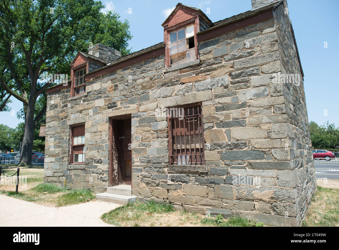 WASHINGTON DC – das Lock Keeper's House steht als ältestes Gebäude an der National Mall an der Ecke von Constitution Avenue und 17th Street NW. Dieses kleine Steingebäude wurde um 1835 erbaut und diente einst als Residenz für den Torhüter, der Schleuse Nr. 1 des Washington City Canal Betrieb, der den Potomac River mit dem Eastern Branch (Anacostia River) verband. Nach einer umfassenden Restaurierung im Jahr 2018 öffnete der National Park Service dieses historische Gebäude der Öffentlichkeit als Bildungsstätte über Washingtons Transportgeschichte, wobei eine greifbare Verbindung zu den USA erhalten blieb Stockfoto