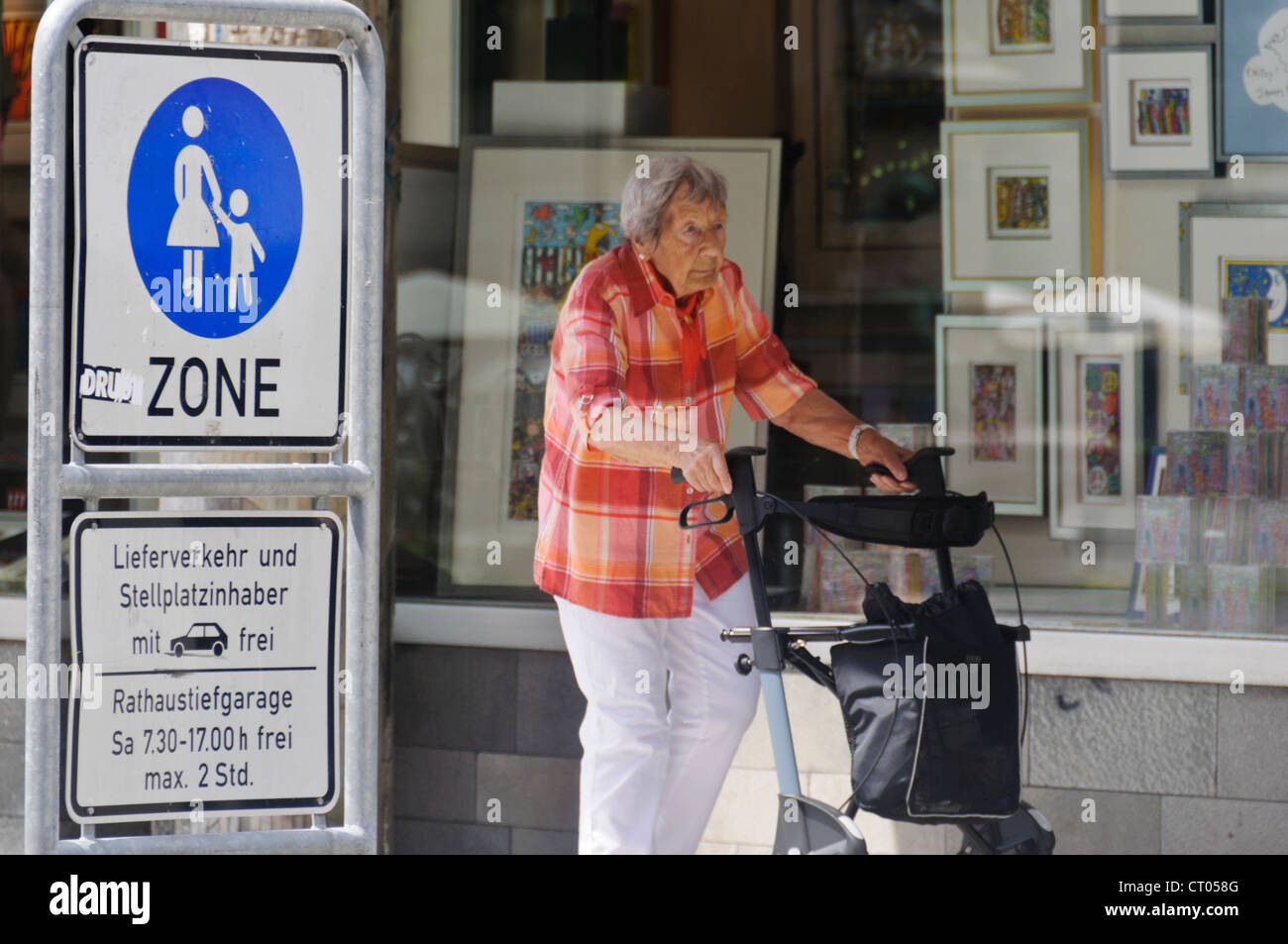 Sehr alte Behinderte kaukasischen Frau Senioren geht mit Rollator Rollator in Fußgängerzone - Heilbronn Deutschland Stockfoto