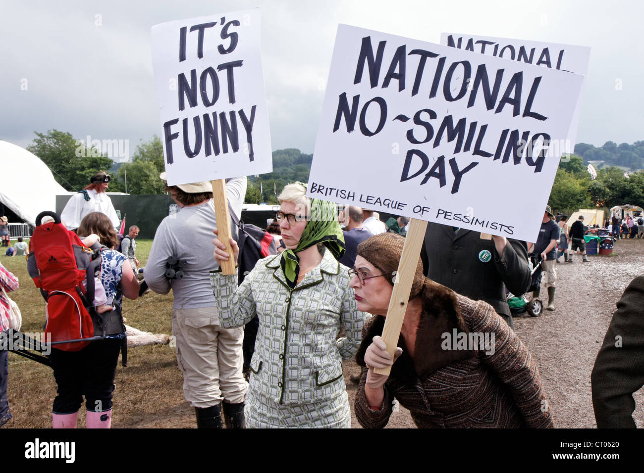 Mürrisch Glastonbury Festival-Performance-Künstler zeigen für einen nationalen No-Lächeln-Tag Stockfoto