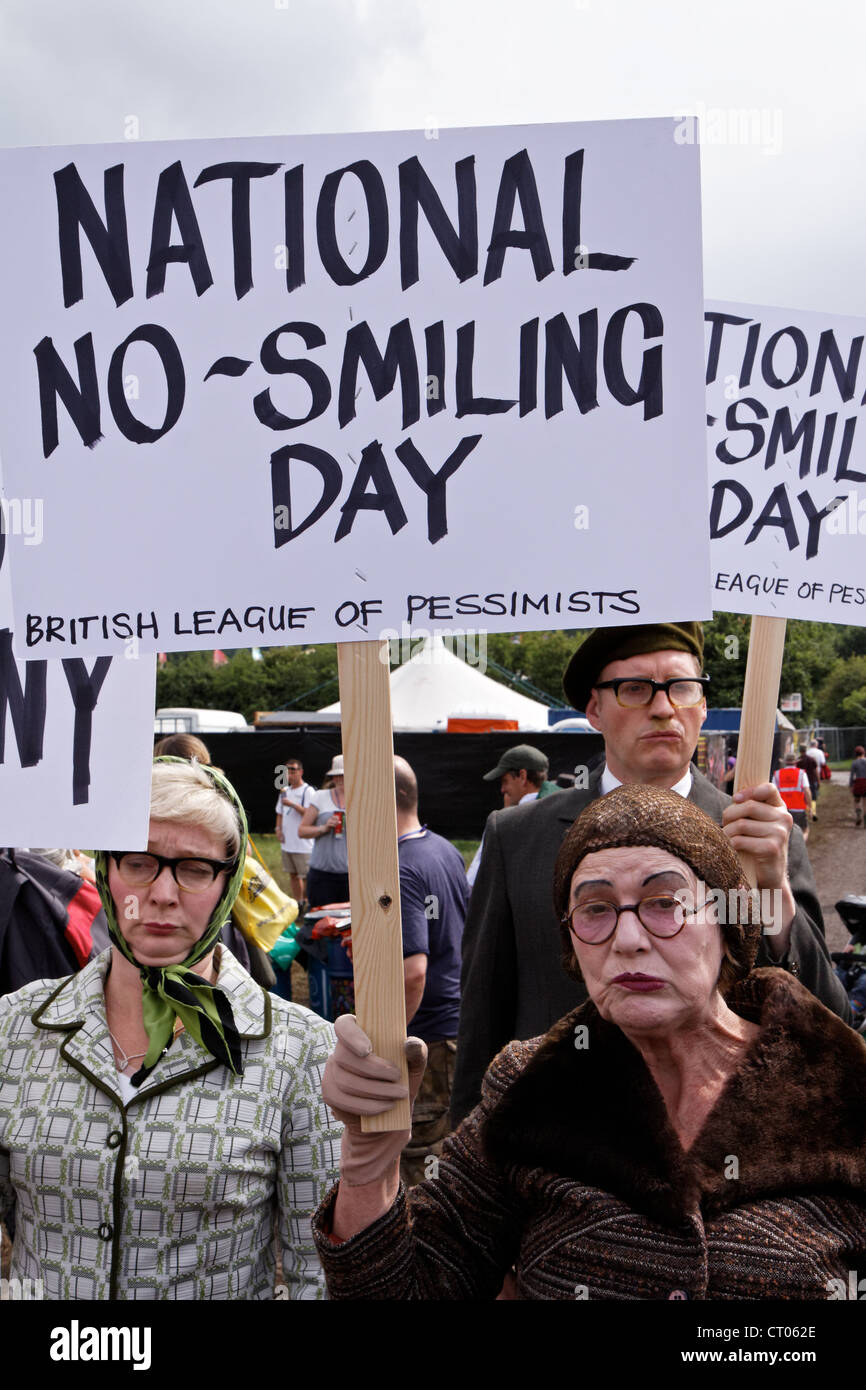 Mürrisch Glastonbury Festival-Performance-Künstler zeigen für einen nationalen No-Lächeln-Tag Stockfoto