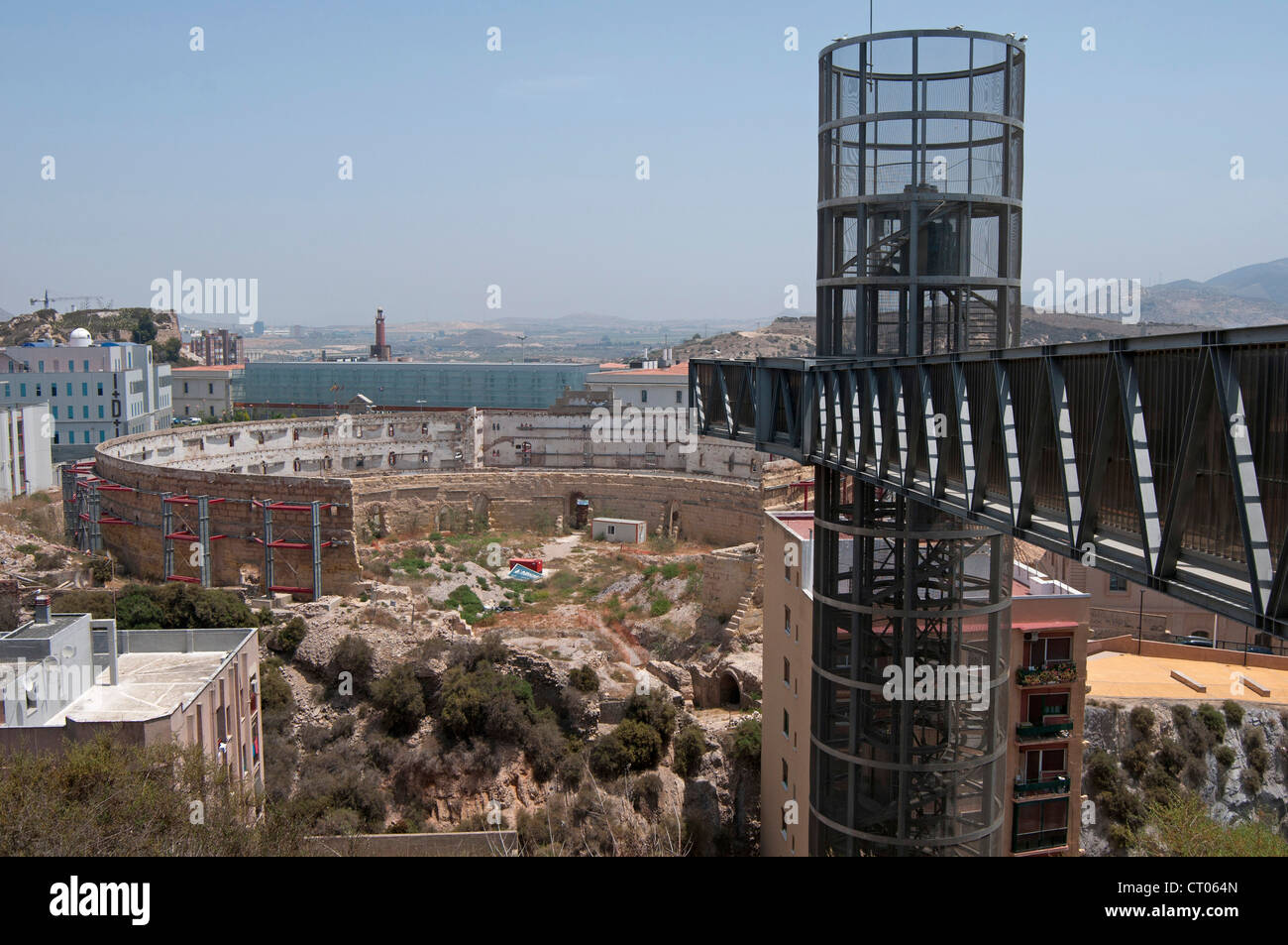 Panorama-Aufzug.  ein gläserner Lift an die Spitze der Konzeption Hügel zeigt auch die Überreste von Cartagena Stierkampfarena, Murcia, Spanien Stockfoto