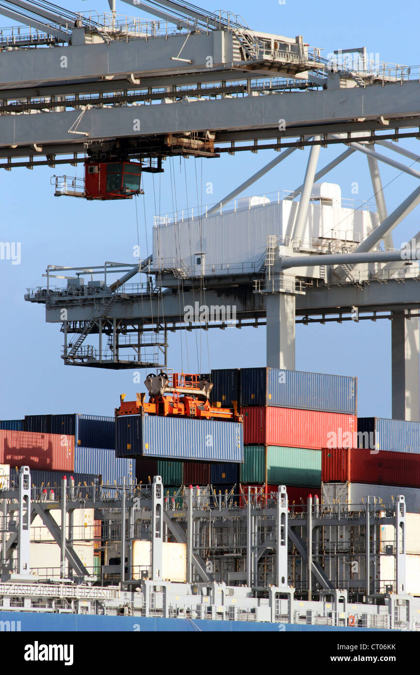 Große Hafen Kran heben einen See-container Stockfoto