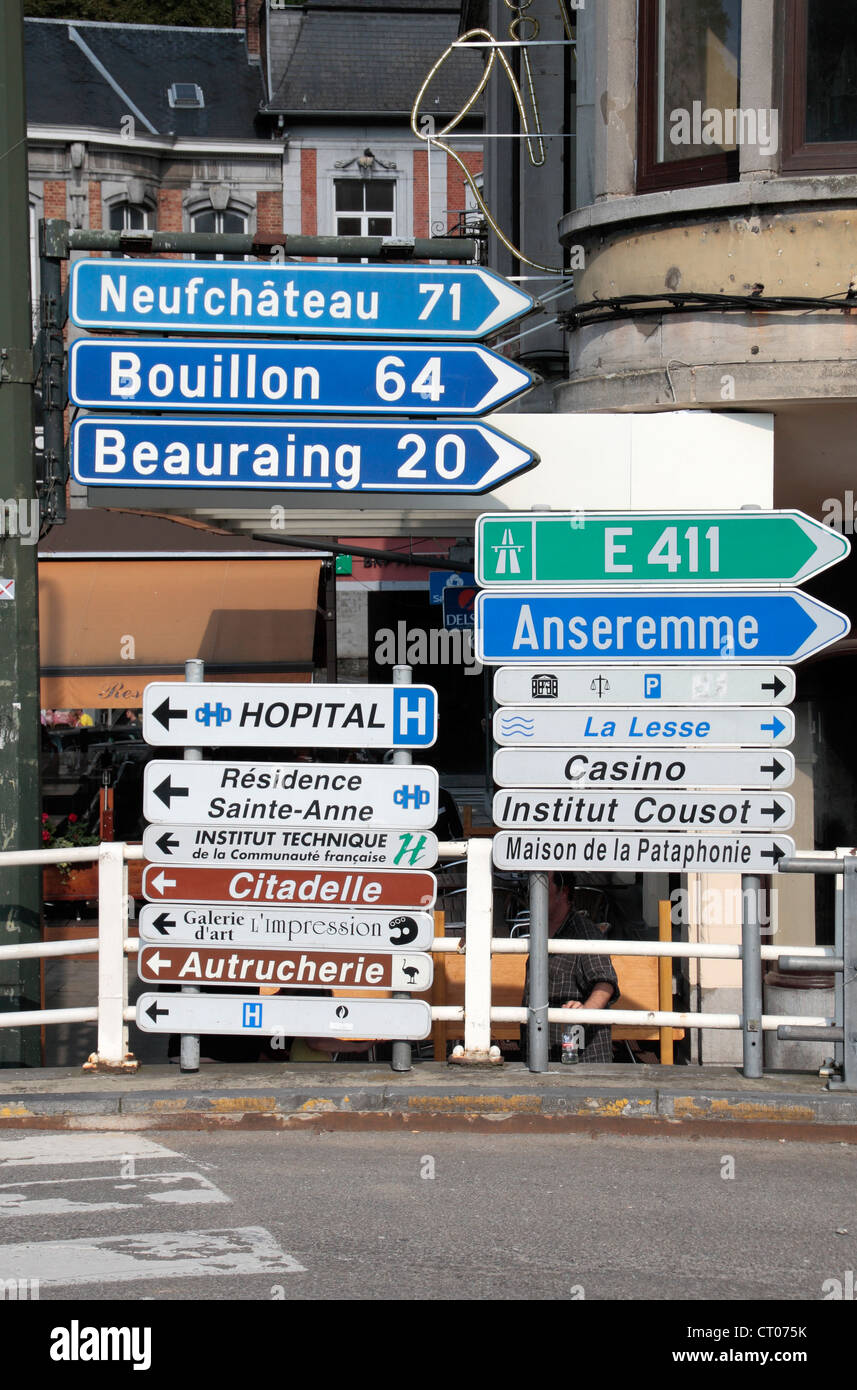 Breite Mischung von verschiedenen belgischen Verkehrszeichen an einer Straßenkreuzung in Dinant, Namur, Belgien. Stockfoto