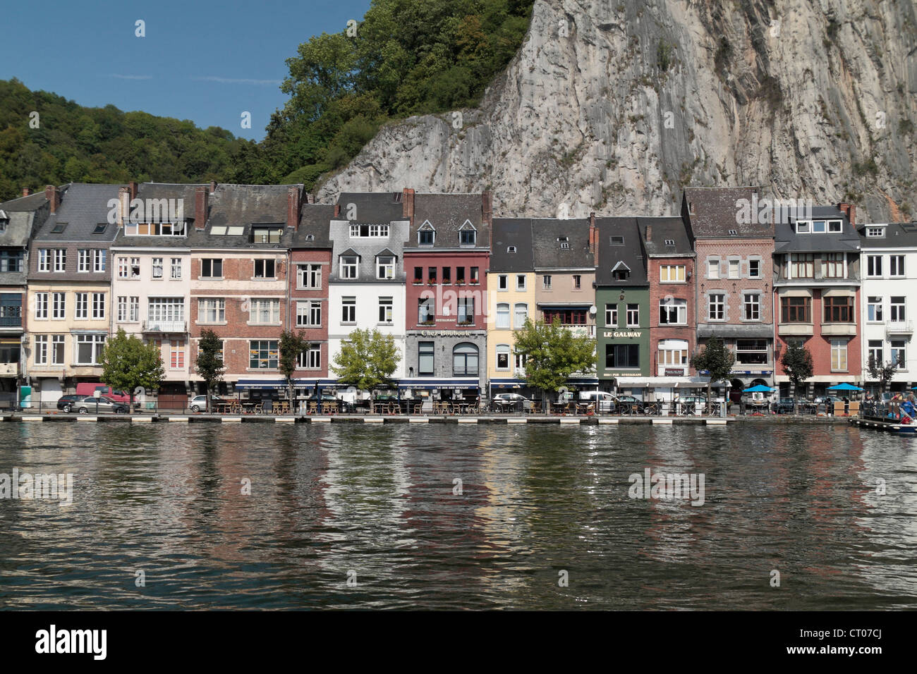 Gesamtansicht über die Maas bei bunten Eigenschaften am Flussufer in Dinant, Namur, Belgien. Stockfoto