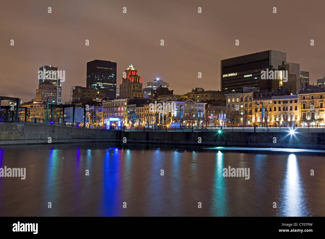 Skyline der Stadt Montreal, Quebec, Kanada am alten Hafen in der Nacht. Stockfoto