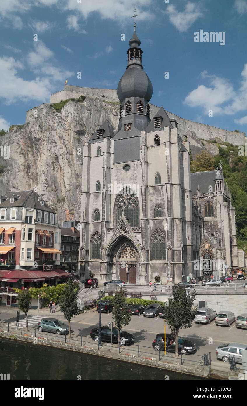 Die Stiftskirche Kirche Notre-Dame mit der Zitadelle hinter und über Dinant, Namur, Belgien. Stockfoto