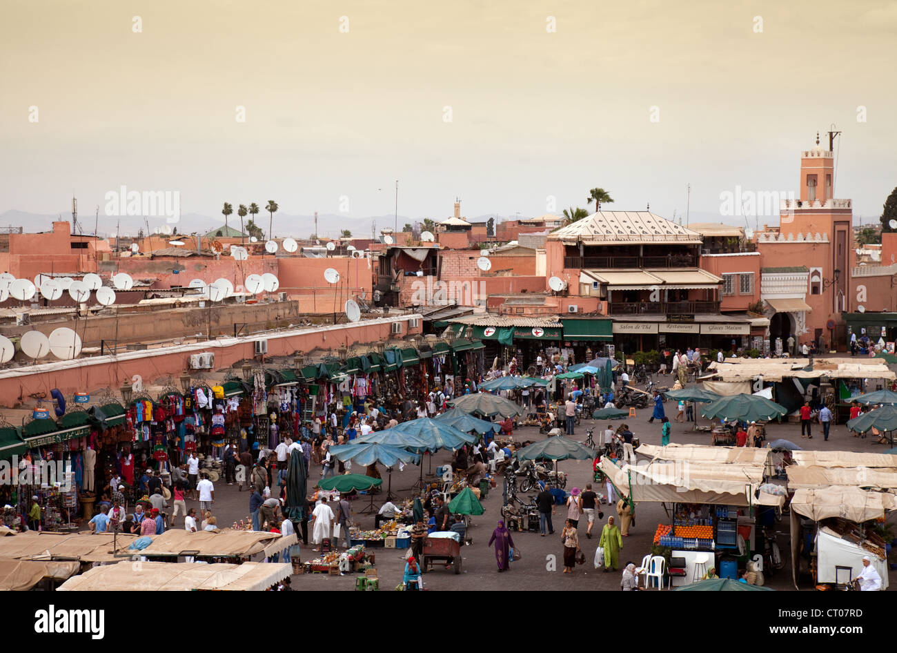 Am frühen Abend Blick über den Markt der Djemaa el Fna, Marrakech, Marokko, Afrika Stockfoto
