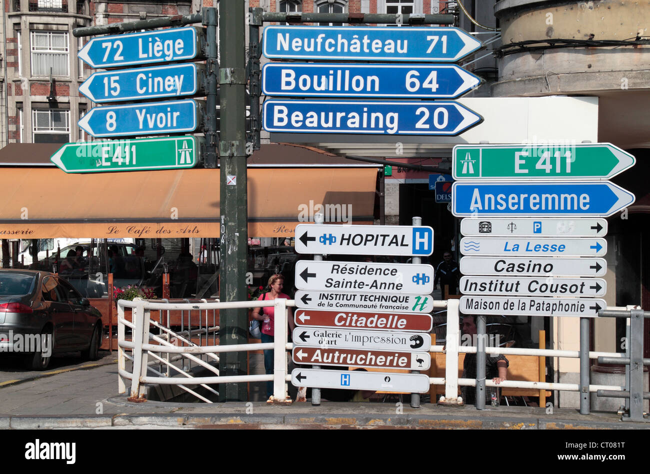 Breite Mischung von verschiedenen belgischen Verkehrszeichen an einer Straßenkreuzung in Dinant, Namur, Belgien. Stockfoto