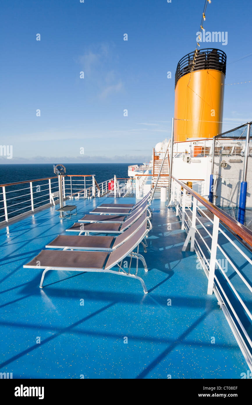 Sonnenbaden Stühle auf dem oberen Deck des Kreuzfahrtschiffes Stockfoto