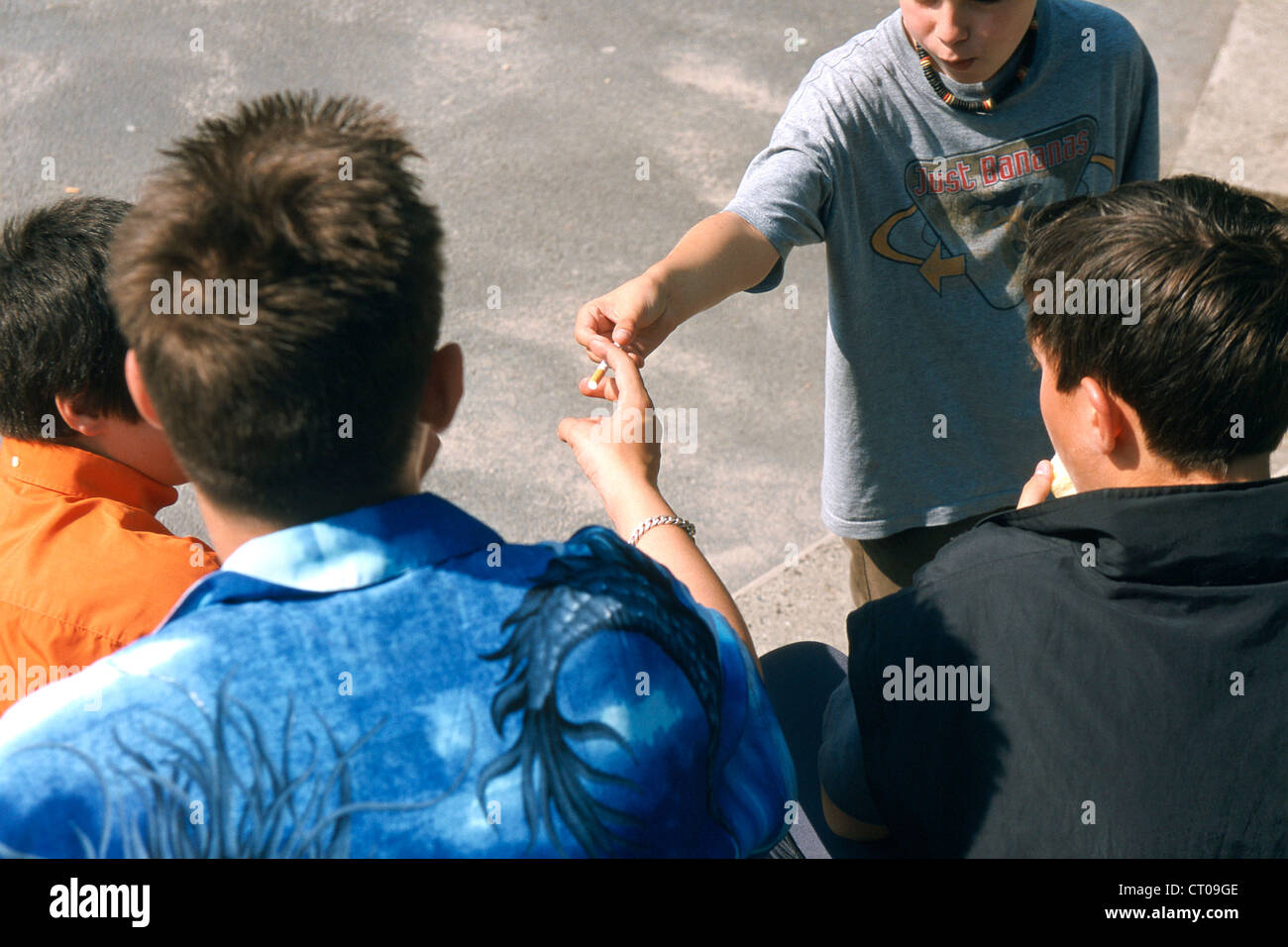 JUGENDLICHE RAUCHEN Stockfoto