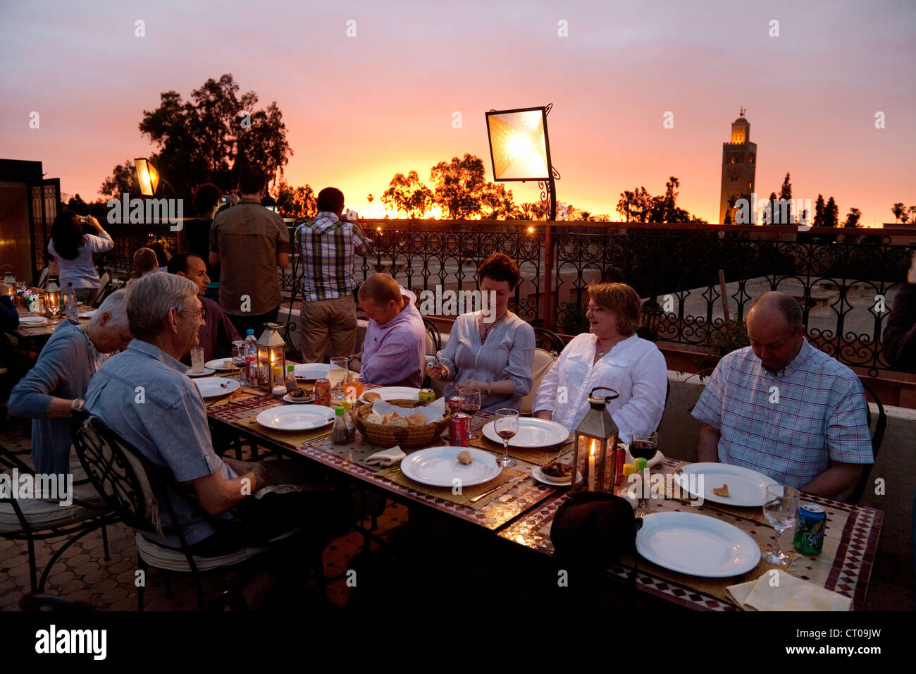 Menschen Essen im Restaurant auf der Dachterrasse bei Sonnenuntergang