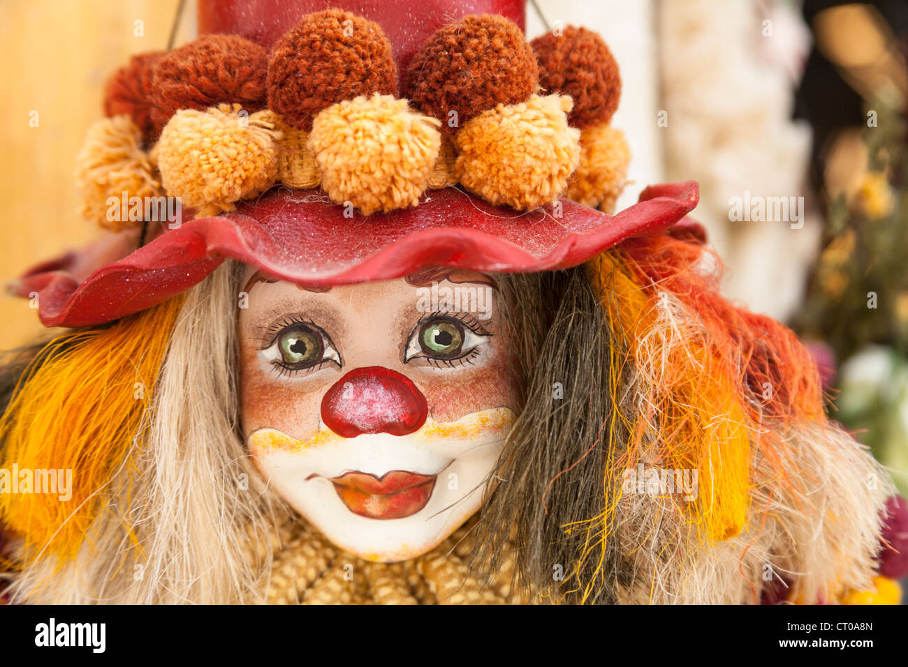 Bunte Clown Puppe zum Verkauf vor einem Geschäft, Oia, Santorini, Griechenland Stockfoto