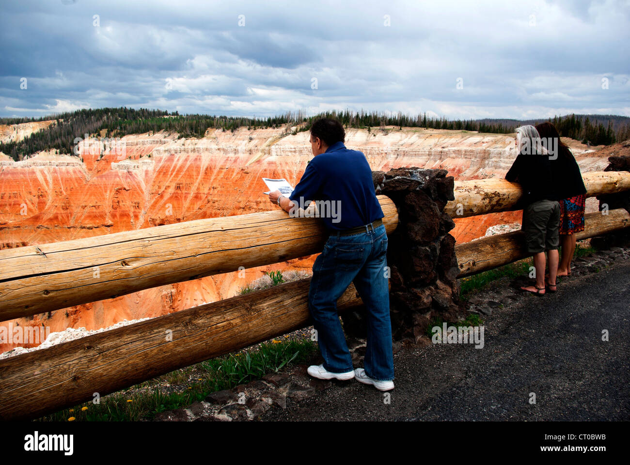 Zwei Frauen und einem Mann anlehnen Log Zäune Blick auf Punkt Supreme, Cedar Breaks National Monument Stockfoto