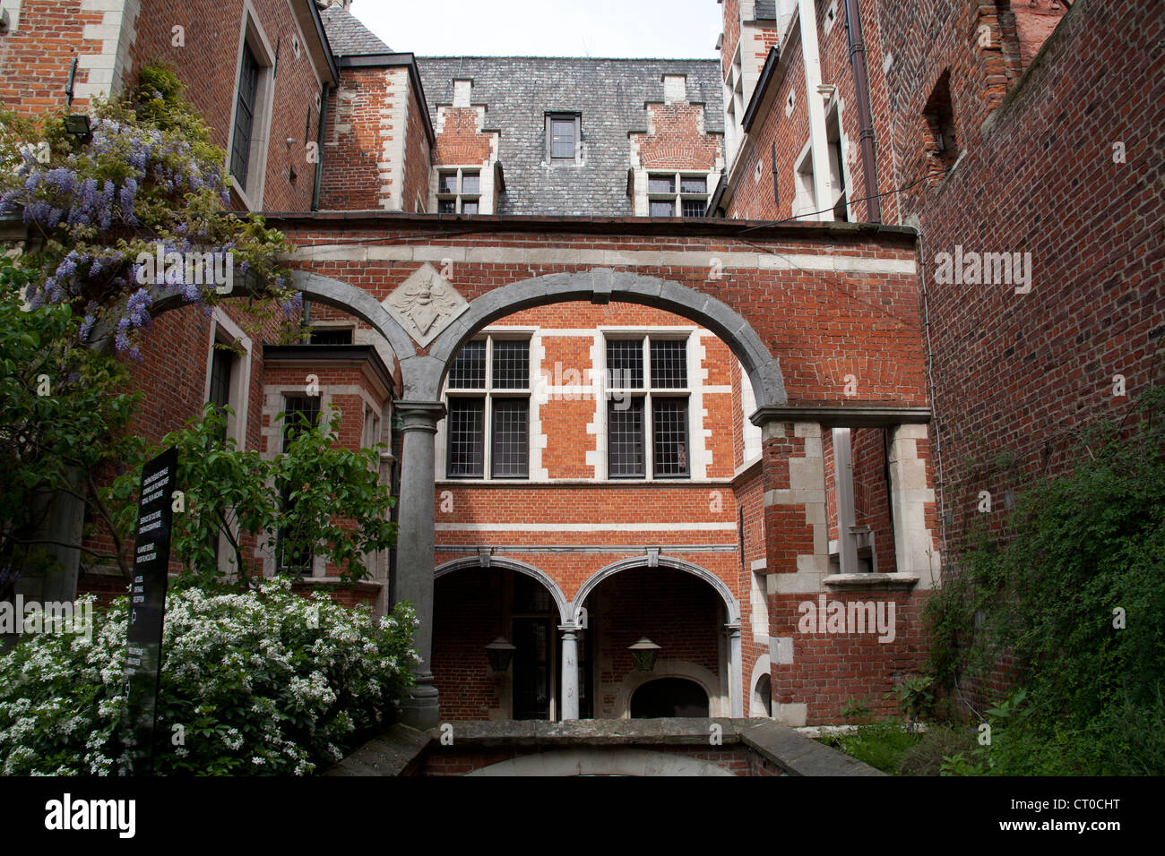 Innenhof des Herrenhauses Cleves-Ravenstein jetzt der königlichen Gesellschaft der Ingenieure HQ Rue Ravenstein 23, Brüssel Stockfoto