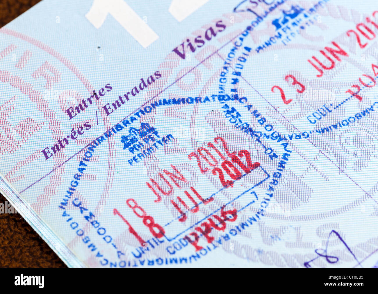 Briefmarken in einem USA-Pass für Visa für die Einreise von Kambodscha und Thailand Stockfoto
