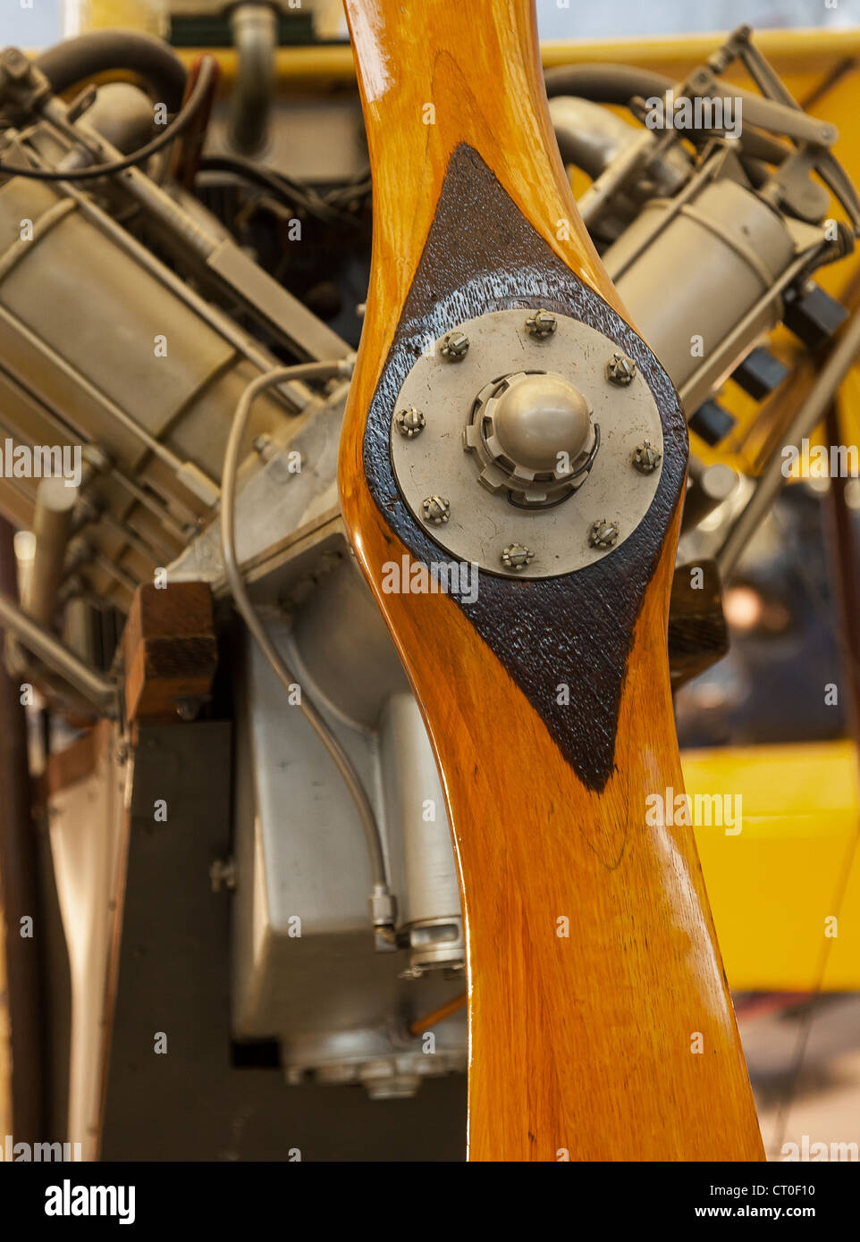 Nahaufnahme eines aus Holz geschnitzten Propeller aus antiken Motor von Flugzeugen Stockfoto