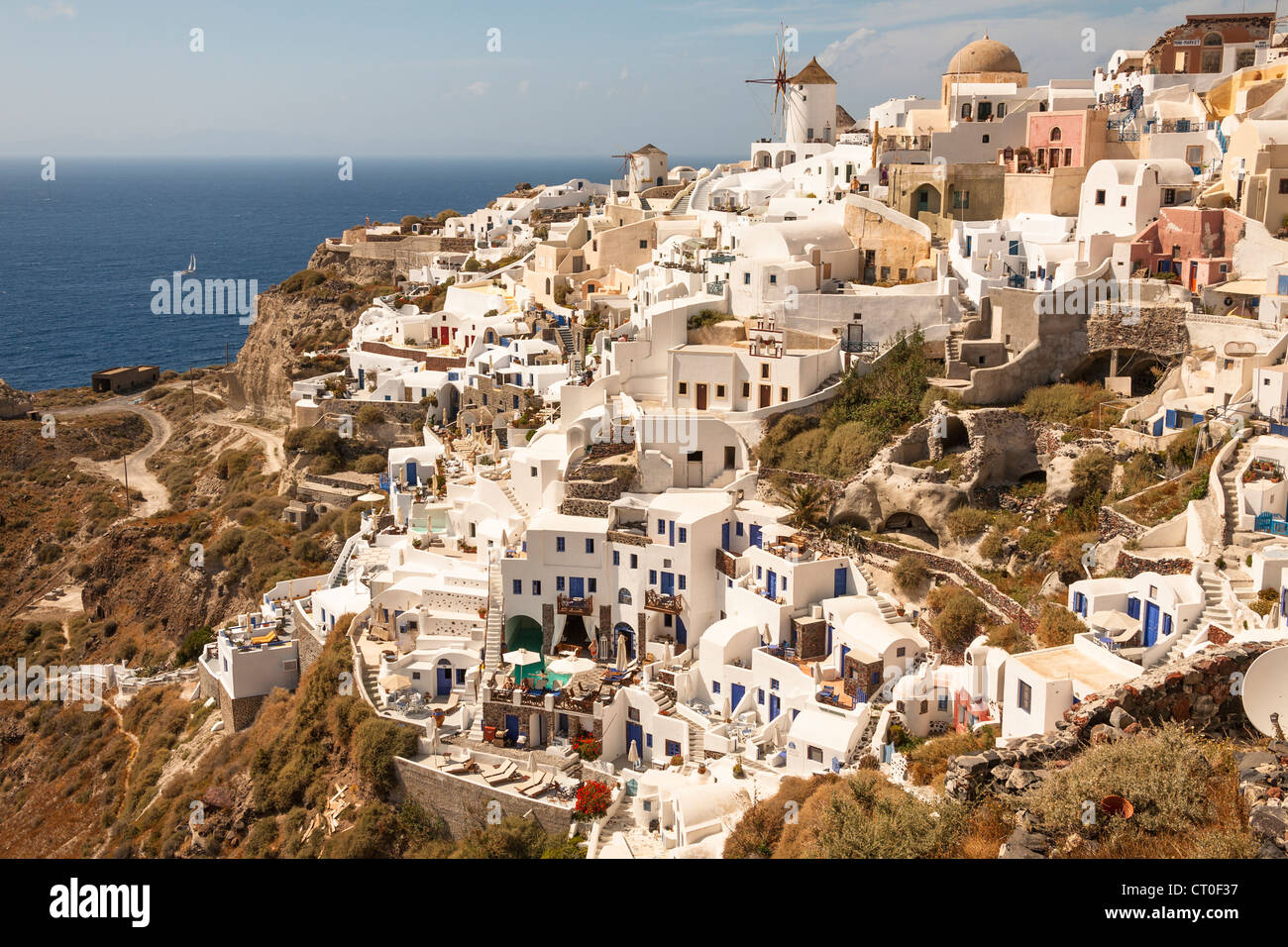 Mit Blick auf die Klippen Oia auf der griechischen Insel Santorin, Griechenland Stockfoto