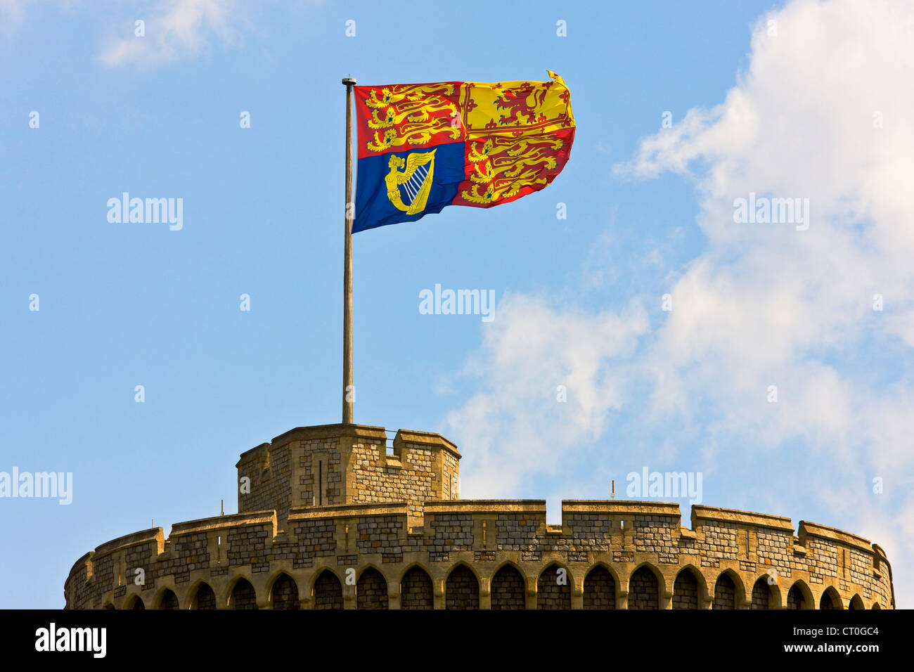 Spezielle große zeremonielle Royal Standard-Flagge fliegen aus dem Rundturm oder halten Sie in Windsor Castle. JMH6021 Stockfoto