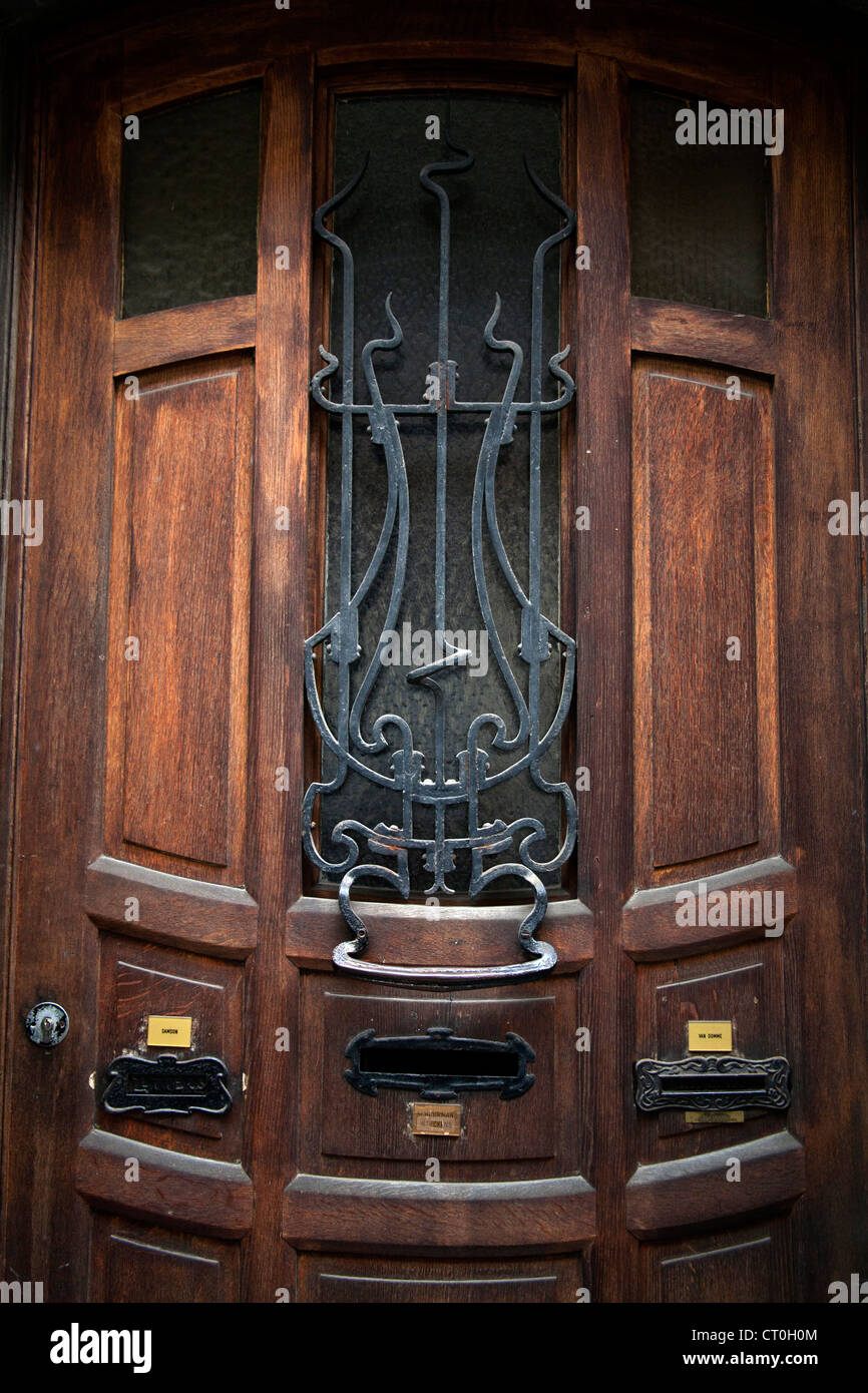 Holztür mit drei Briefkästen auf einem Ernest Blerot Jugendstil-Haus auf  rue Vanderschrick Saint-Gilles Brüssel Belgien Stockfotografie - Alamy