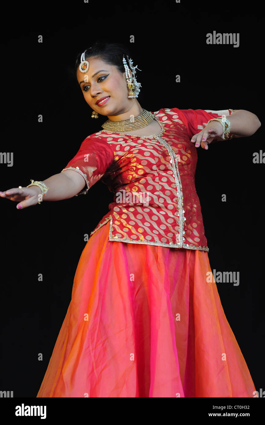 Indian Council for Cultural Relations Tanztruppe auf der 2012 Mela, Weltbühne, im Kelvingrove Park, Glasgow, Schottland, Großbritannien Stockfoto