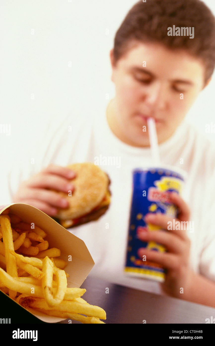 EIN JUGENDLICHER, ESSEN Stockfoto