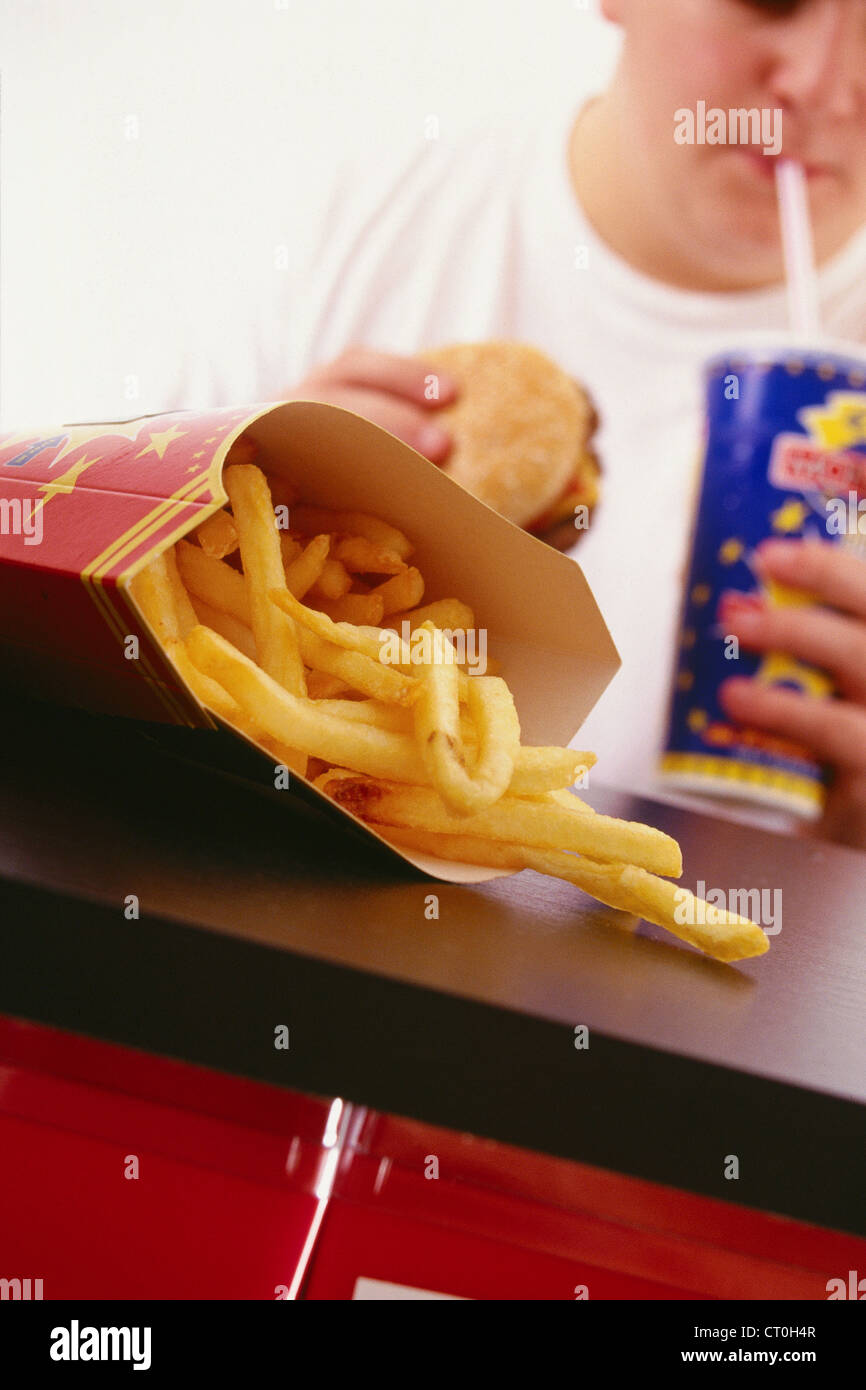 EIN JUGENDLICHER, ESSEN Stockfoto