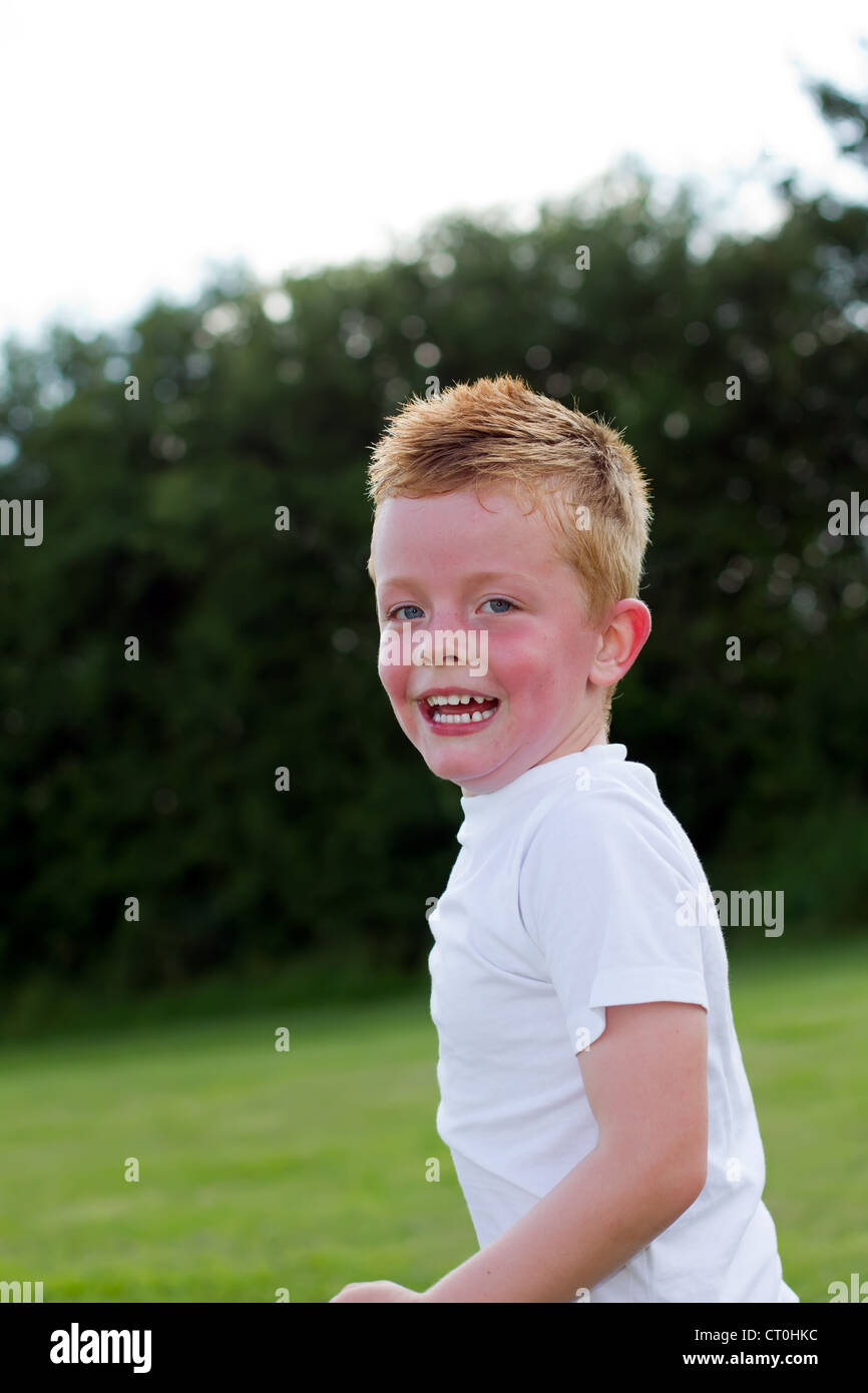 eine junge Rute mit roten Gesicht laufen Stockfoto