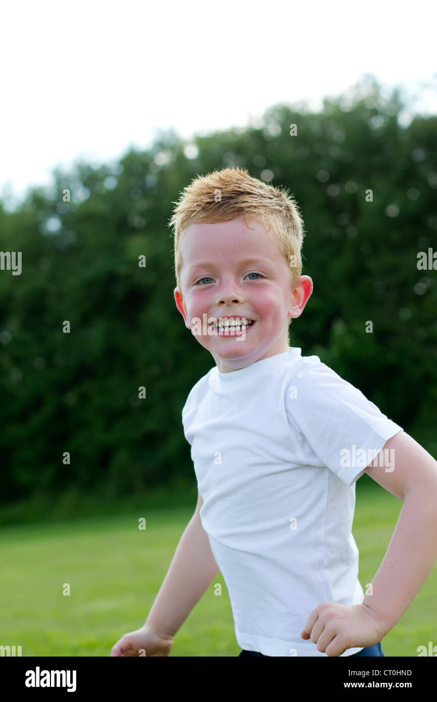 kleiner Junge mit einem roten Gesicht laufen Stockfoto