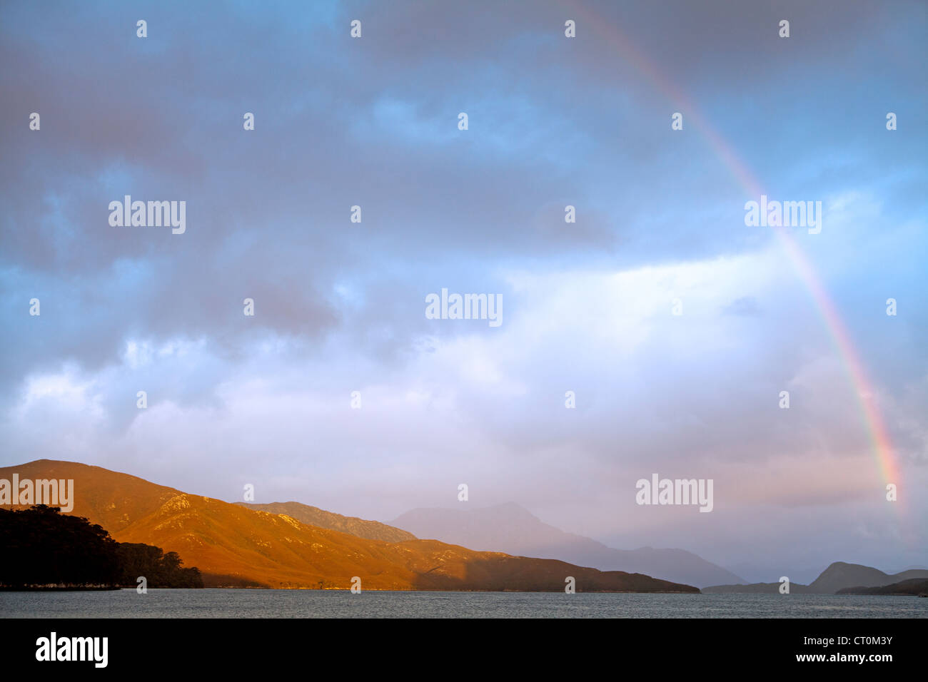 Regenbogen über dem Hafen von Bathurst in Tasmaniens Southwest-Nationalpark Stockfoto