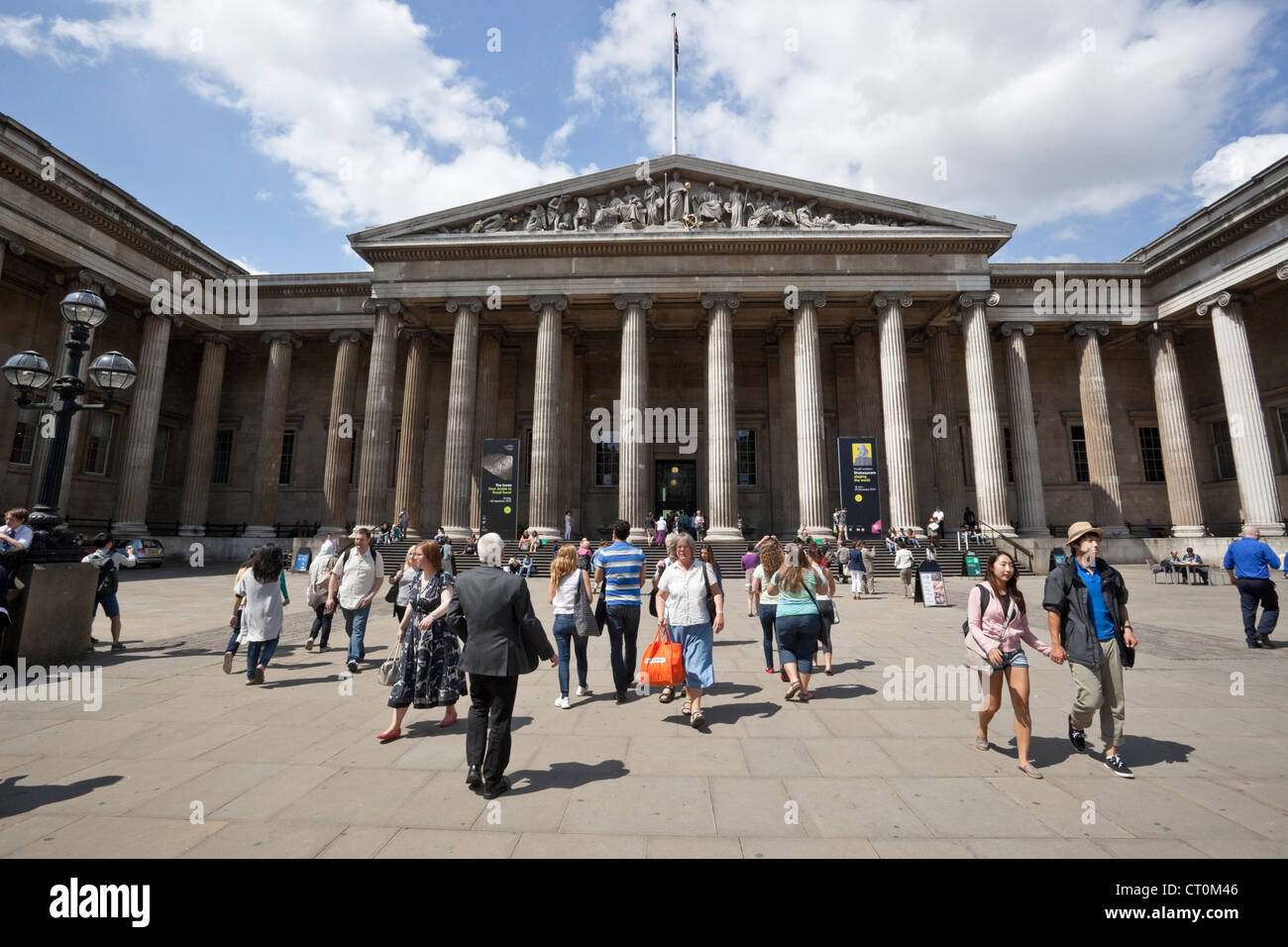 Personen außerhalb des British Museum, London, England Stockfoto