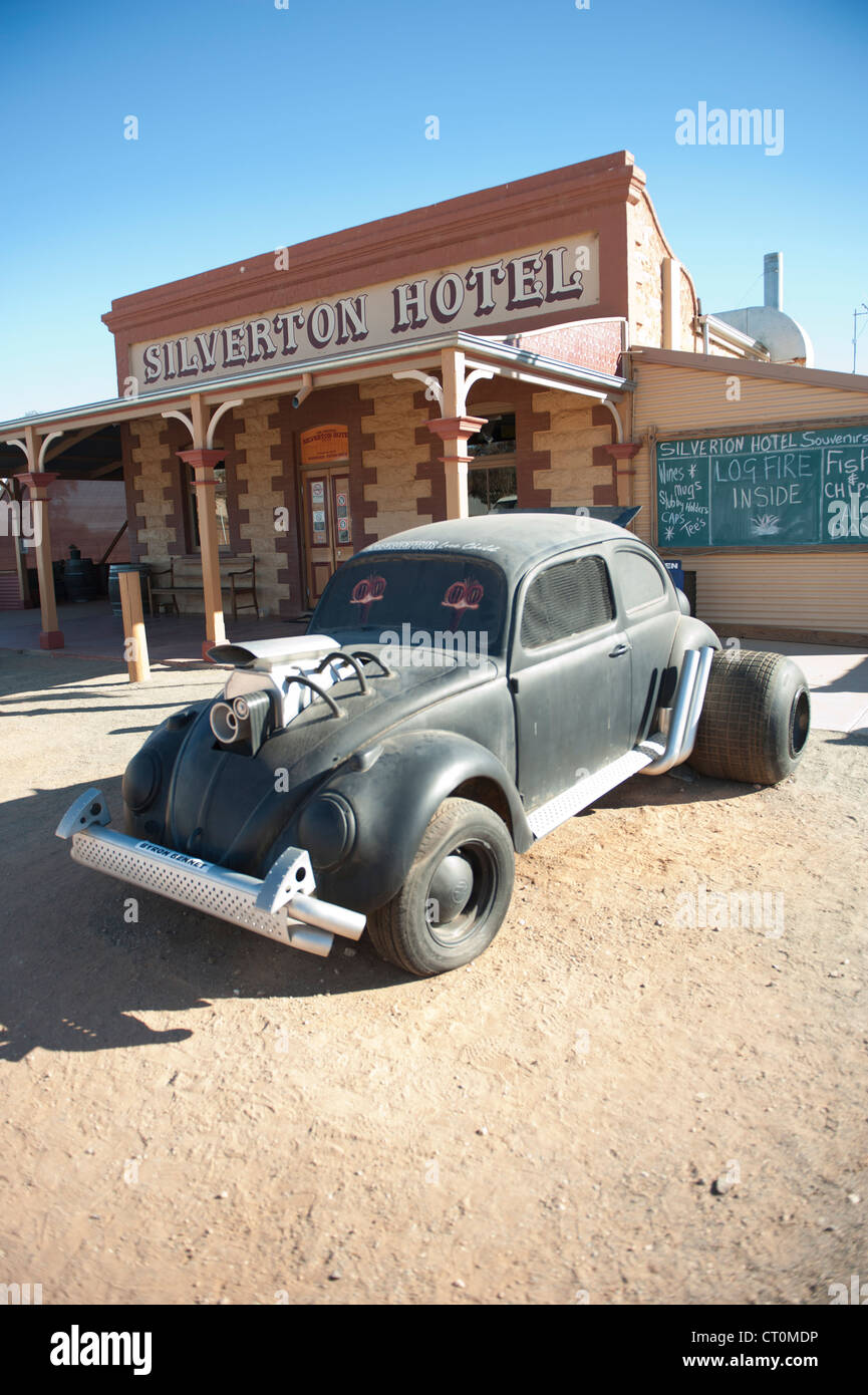 VW Käfer Oldtimer vor Silverton Hotel, kennzeichnete ein Pub in Filmen wie verrückt Max, befindet sich in Silverton, Outback NSW Stockfoto