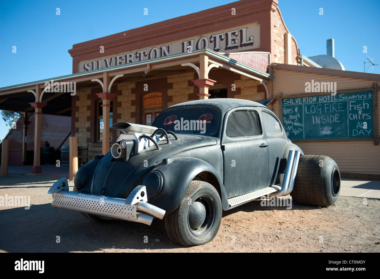 VW Käfer Oldtimer vor Silverton Hotel, kennzeichnete ein Pub in Filmen wie verrückt Max, befindet sich in Silverton, Outback NSW Stockfoto