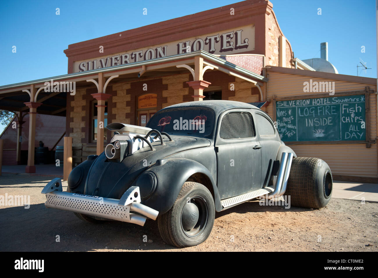VW Käfer Oldtimer vor Silverton Hotel, kennzeichnete ein Pub in Filmen wie verrückt Max, befindet sich in Silverton, Outback NSW Stockfoto